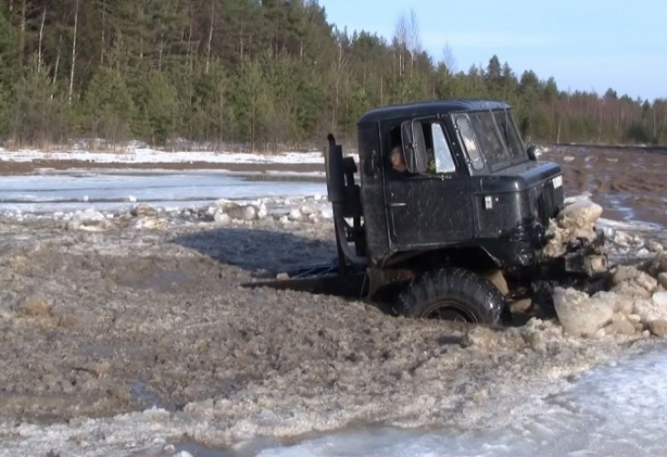 Вижте уникалния дуел между ГАЗ 66 и Suzuki Jimny сред вода и лед (ВИДЕО)