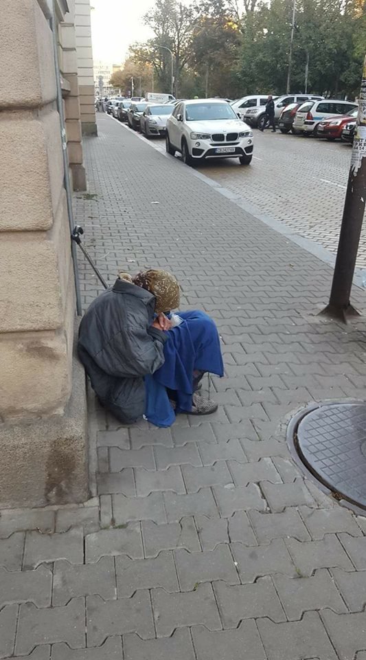 Тъжна родна картинка! Учителка с 40 години стаж проси на улицата и я подминават като мръсно куче!