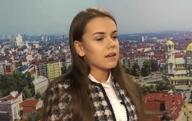 Горди сме с такива деца: 17-годишна ученичка стана посланик на Европейския съюз, шеф е и в Червения кръст Горди сме с такива деца: 17-годишна ученичка стана посланик на Европейския съюз, шеф е и в Червения кръст