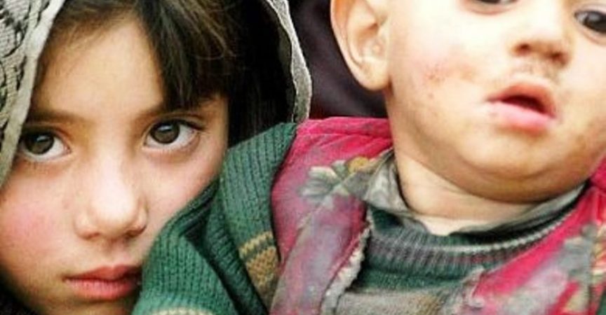 Богаташ нахрани две бедни деца, но когато поиска сметката, не можа да повярва на очите си!