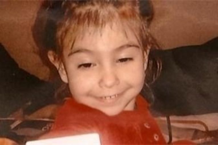 „Не убих Ани. Намерих я мъртва у дома си и бях паникьосан… Исках да я погреба, но нямах лопата”, каза днес пред съда бащата на 4-годишната Ани, чието убийство потресе преди четири години Гърция, съобщи “Труд”. 27-годишният баща на 4-годишната Ани, чийто труп бе нарязан и изчезна без никаква следа, каза в показанията си на вторичния процес, че не е убил детето си. Намерил малкото момиче мъртво, и в резултат неговата паника пристъпил към пъкленото дело.  Станислав Бакарджиев каза още, че е останал 20 часа до мъртвата си дъщеря в апартамента, в който живеел в Атина. „Не исках да правя всичко това. Исках да сложа трупчето в чанта, но телцето беше камък и се счупи. Отрязах няколко парчета и ги хвърлих в боклука“, каза пред съда днес той. „Чу се, че аз съм канибал, че съм сготвил детето и съм го изял. Никога не се е случвало. Нямах повод да убия детето си … Не мога да си представя как баща убива детето си. Става една сутрин и убива детето си. Само луд би го направил и аз не съм луд“ – добави още той. Според обвиняемия малката Ани е взела наркотици, които е намерил у дома си, тъй като бащата на детето и неговият съдебен обвиняем, който някога е бил съквартирант в дома им Насиф Ахметов или Николай, са употребявали наркотици. Бащата на Ани каза пред съдиите, че всичко, за което го е грижа, е прошката на дъщеря му: „Не се извинявам на Бога. Извинявам се на дъщеря си. Знаеше, че я обичам … Нека дъщеря ми, ми прости. Не мога да докажа какъв баща бих бил, ако не бях наркоман. “ На делото присъстваше и майката на 4-годишната Ани, Димитрина Борисова, която каза, че 27-годишният й приятел е обичал дъщеря им и е имал много добро отношение към нея.