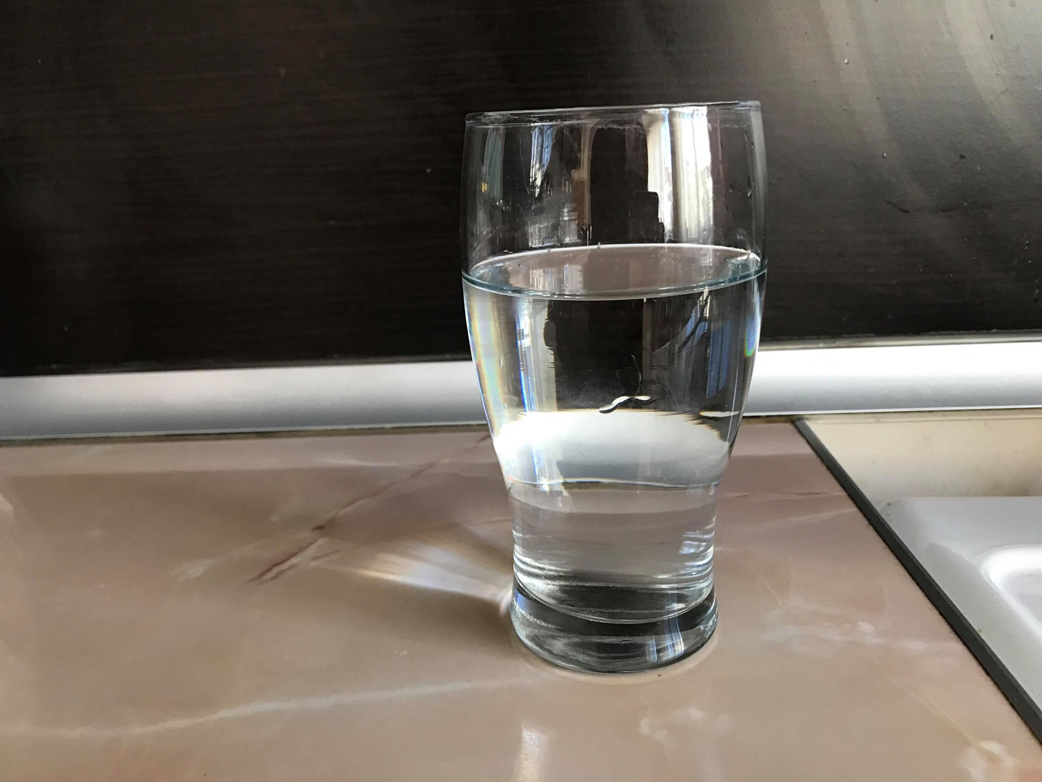 Ето как да прогоните лошата енергия само с чаша вода