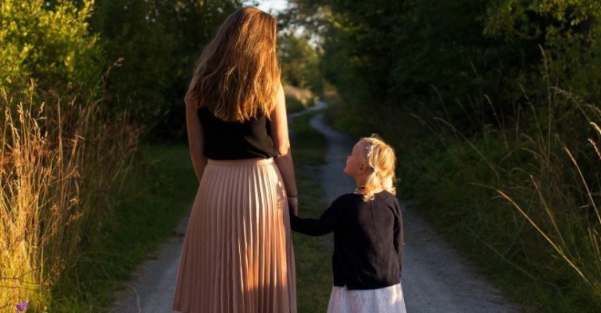 Богата майка реши да заведе дъщеричката си в родното си село – реакцията на детето ще ви остави без думи!
