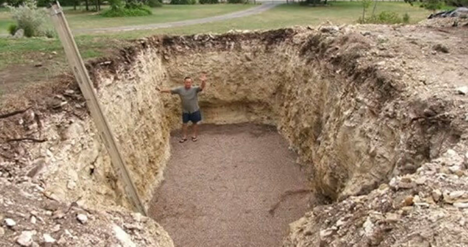 Той изкопа огромна яма в двора и съвсем скоро всички съседи му завиждаха Той изкопа огромна яма в двора и съвсем скоро всички съседи му завиждаха