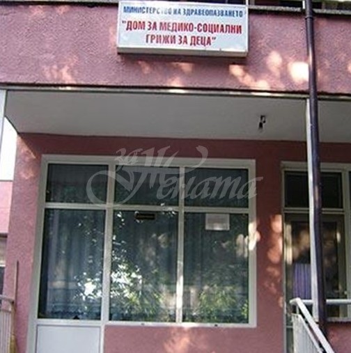 Майката на осиновено дете търси биологичните му родители, защото има здравословен проблем, за който трябва генетичен материал