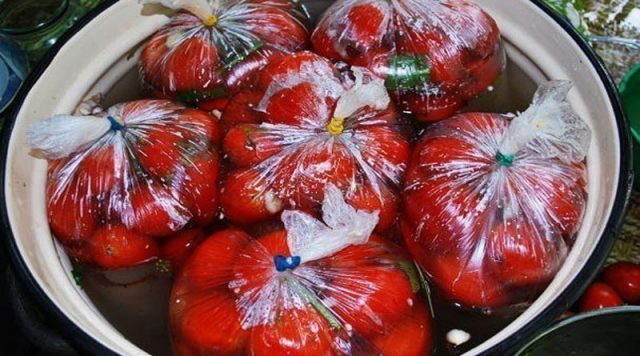 Бързо мариновани домати, приготвени в пакети