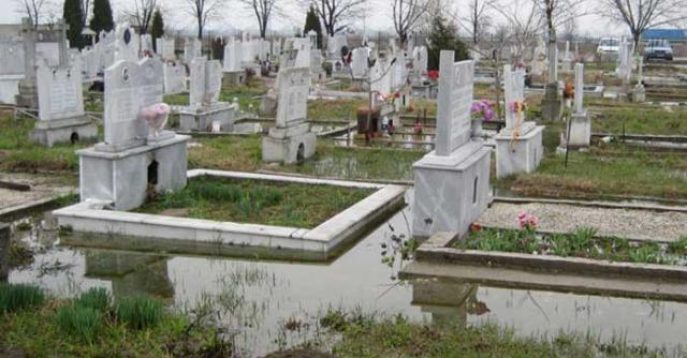 Зарязаха бебе в гробища, едва не издъхна на жегата, затворено в автомобил при 40 градуса
