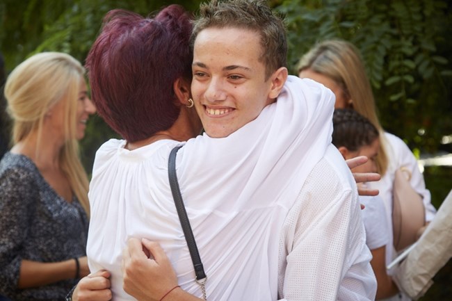 Ученик дари 5000 лв. от кръщенето си за дрехи и тетрадки на 46 деца Ученик дари 5000 лв. от кръщенето си за дрехи и тетрадки на 46 деца