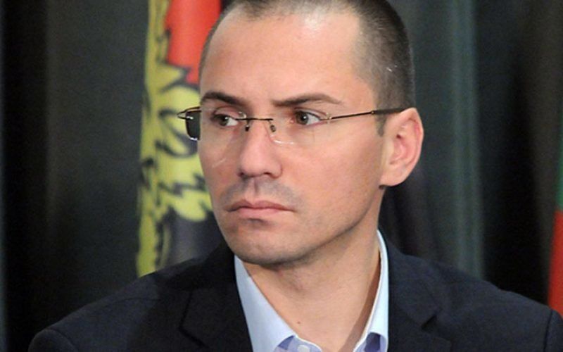 Възмутени десни: Джамбазки ще връща казармата, а не е ходил войник!