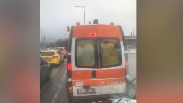 Спешна помощ за… зимата! Линейка кара… Covid зеле