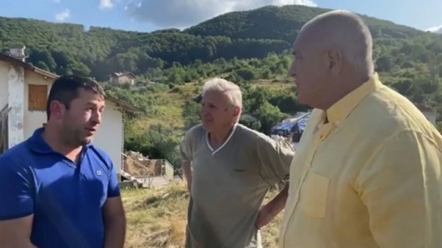 Борисов отиде в съсипано от невиждана стихия село и даде 100 хиляди лева на… ВИДЕО