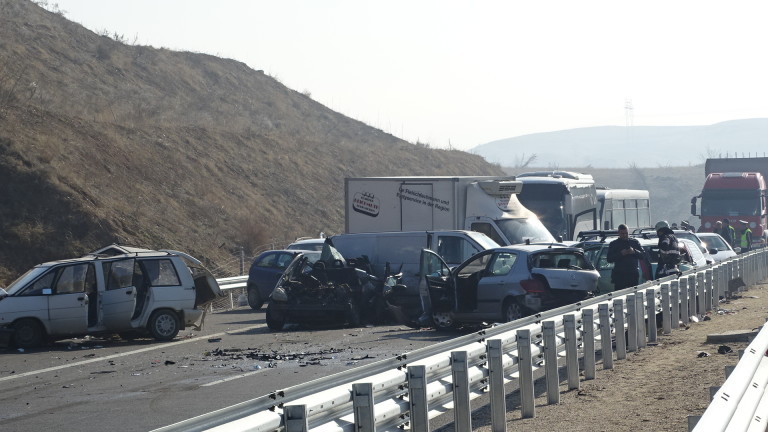 Касапница между Мездра и Враца! Тежка катастрофа с кола на Виваком, има много ранени