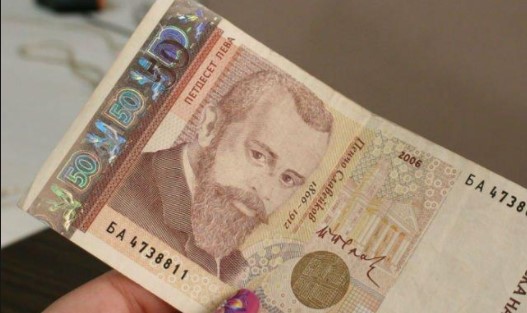 Изповедта на кумата: В плика сложила 50 лева, а след това булката я изненадала със съобщение