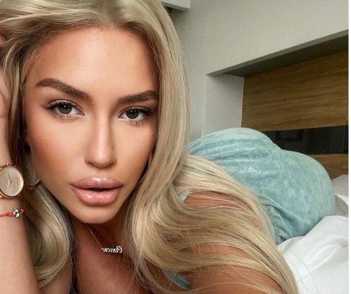 Банският на Тита не удържа формите й СНИМКИ 18+