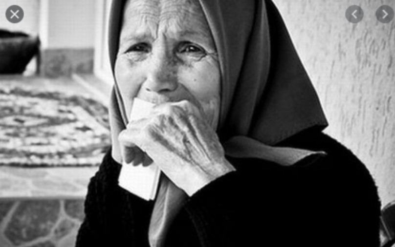 Поставили бабата на малка масичка, да се храни отделно, че ги дразни, а очите ѝ пълни със сълзи