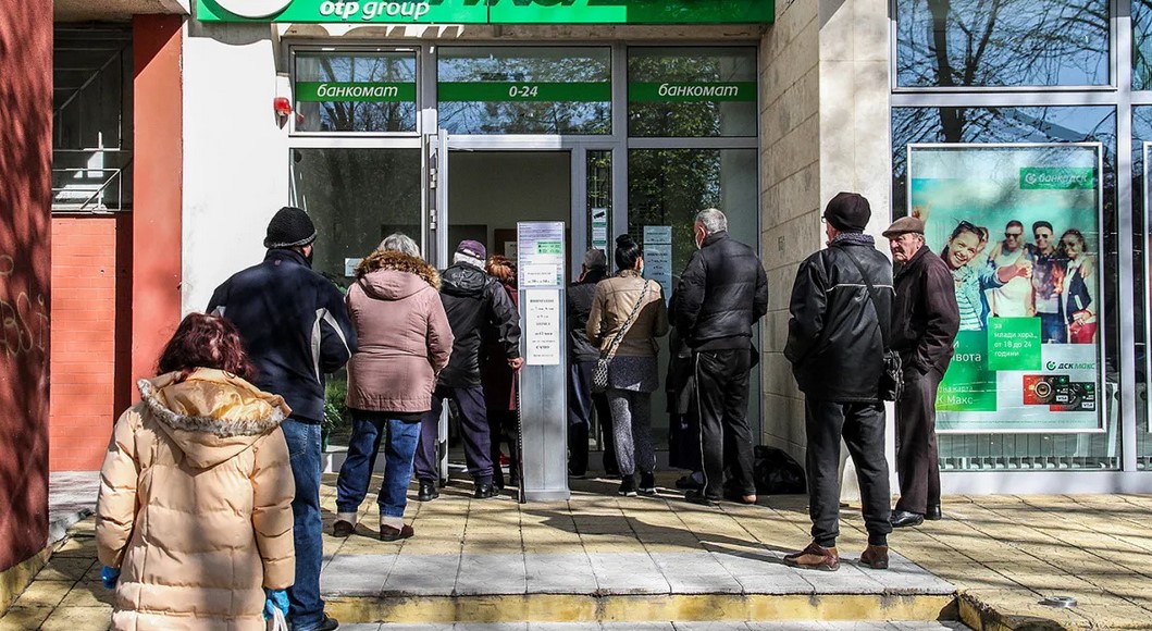 Краят на безплатното теглене идва: Банкоматът ще щипка и от пенсията