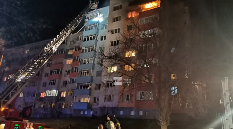 Голям пожар избухна в жилищен блок, вадят още изгорели хора