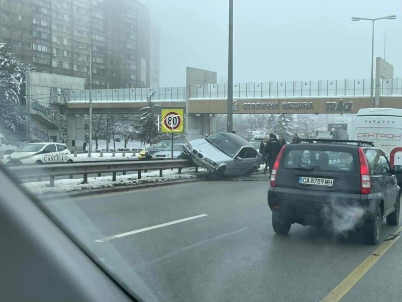 Шофьорка на БМВ кара по мантинелите в София, мина в насрещното / СНИМКИ