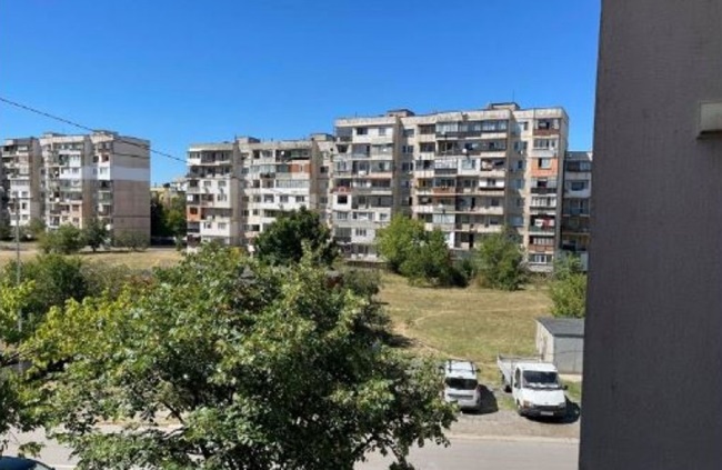 Жена събира тен на балкона без дрехи, съседи я оплюха
