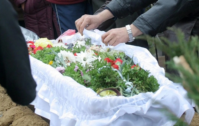 Погребват двете момичета убити в зверската катастрофа в бели ковчези