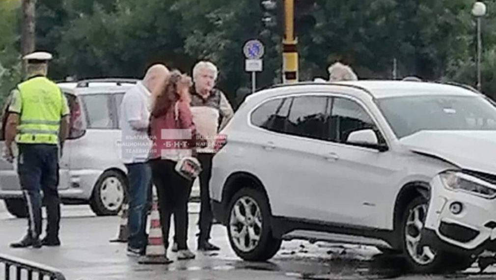 Полицай мина на червено и удари беемвето на съпругата на Бойко Рашков