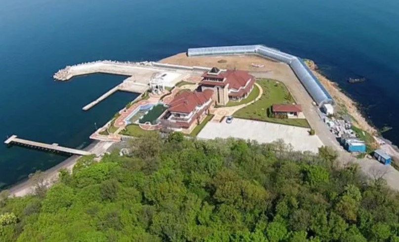 Новите сараи на Доган край Бургас: Собствена джамия, 3 басейна, спортен комплекс, къщи за гости и прислуга