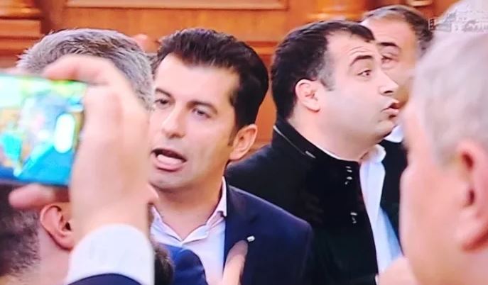 ГЕРБ: Бандитите от “Промяната” манипулират изборите чрез флашките на машините