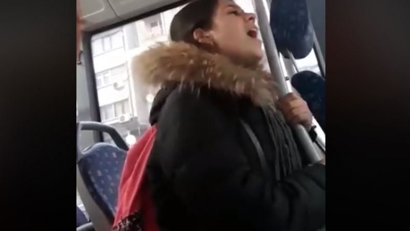 Момиче направи нещо невероятно в пловдивски автобус, пътниците още не могат да се съвземат /Видео