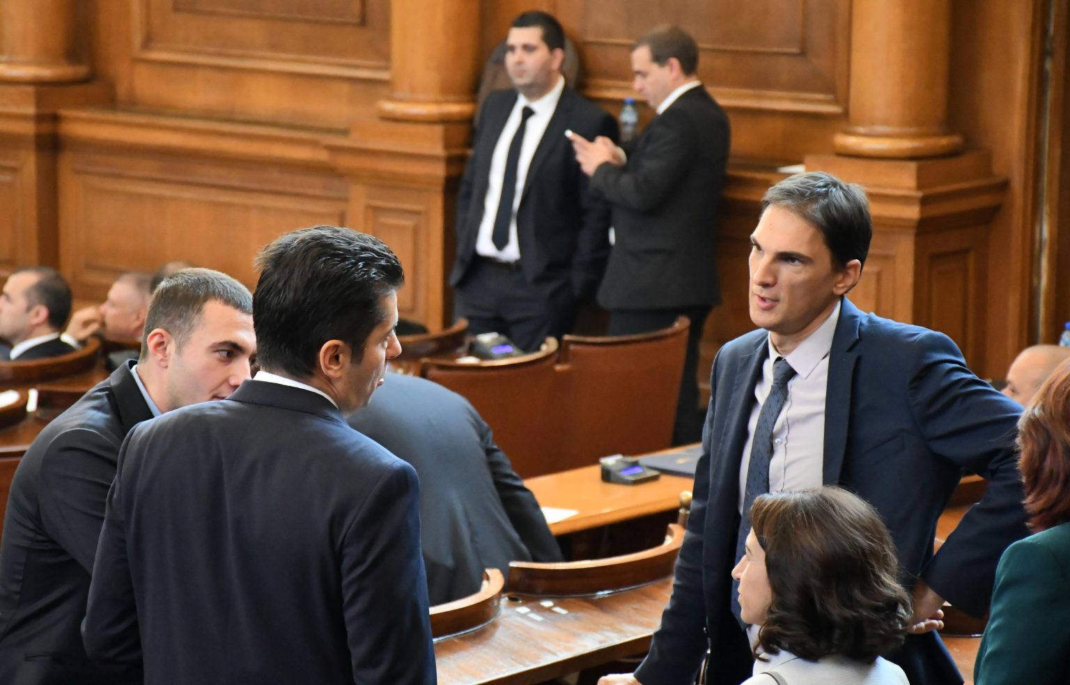 Подпукаха и депутатите на ПП! Първият вече е изправен пред съда