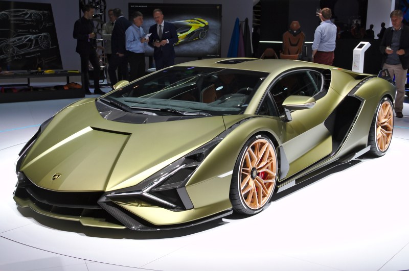 40 българи си купиха Lamborghini през 2022-а, 38 подкараха Ferrari