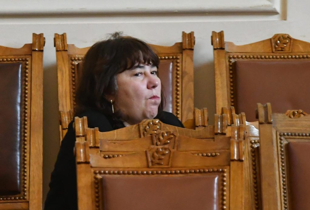Спешен брифинг на министър Велкова! Брюксел ни спря за еврото: Честита ви Промяна