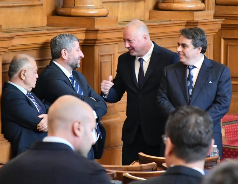 Фалстарт с избора на председател! Асен Василев с екзотична оферта, а цялата му групичка се измори и пожела почивка