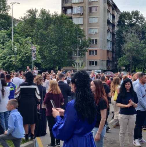 Абитуриентката, която изби рибата с возилото от което слезе на бала си-По-скоро кич, отколкото повод за гордост-Снимка