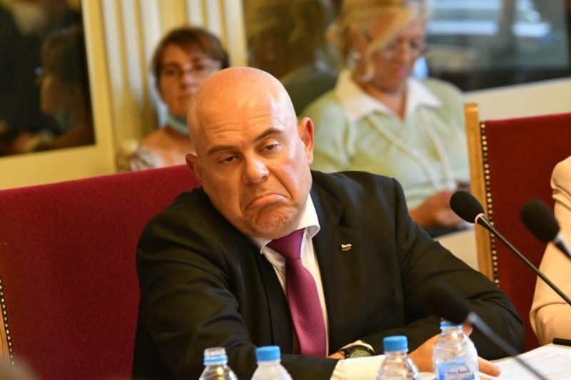 ГРЪМ! Бетина Жотева избяга от Гешев, премина в лагера на Сарафов