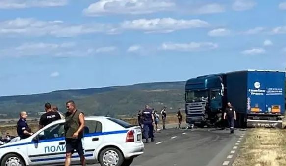 От последните минути: Майка и дъщеря загинаха в катастрофа между автобус и лек автомобил