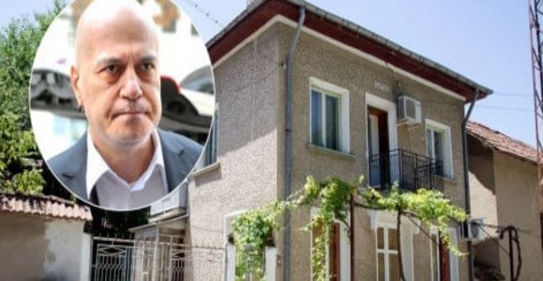 Слави не е стъпвал в родната си къща, а майка му се изнесе при…