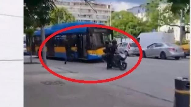 Зверско ВИДЕО: Моторист налетя на бой на шофьора на тролей в София и…