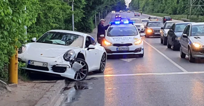 Зрелищно меле със скъпи баровски коли в София СНИМКИ