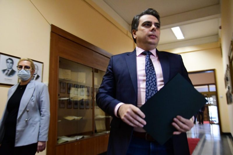 Официално: Асен Василев представи бюджета. Обещал е пари на…