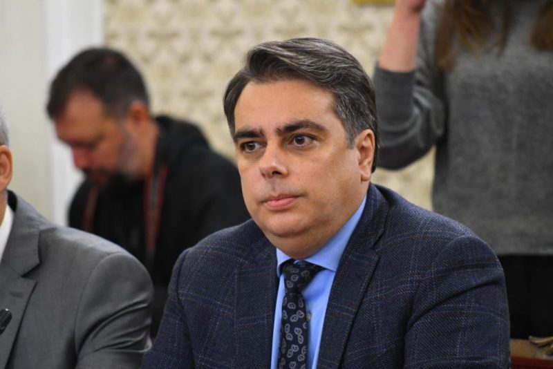 Смут във финансовото министерство! Асен готви съкращения