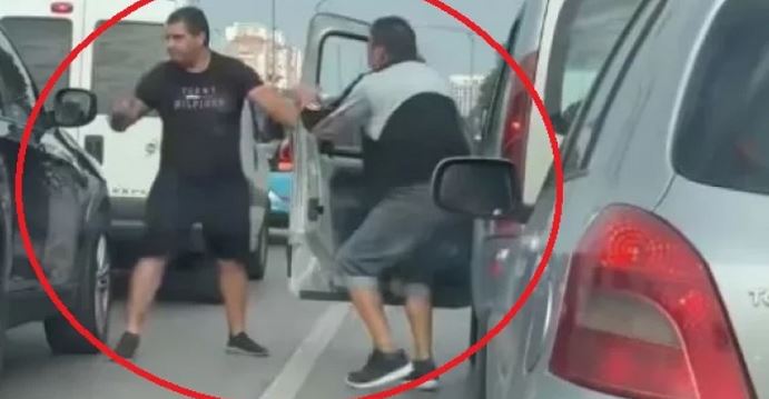 Зрелищен екшън в София! Бесни шофьори се млатиха до кръв! ВИДЕО
