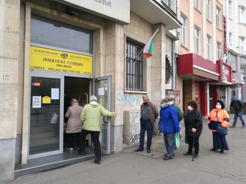 УЖАС! Трима души колабираха на опашка за пенсиите в пощенските станции