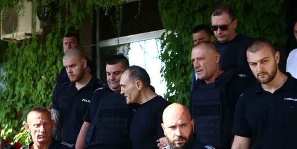 Вижте как извеждат Божков с тежка охрана от летището СНИМКИ/ВИДЕО