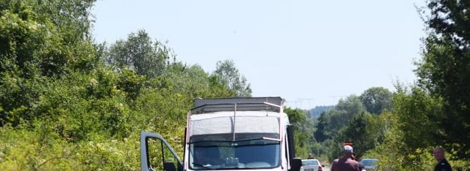 Ново зверство потресе България! Ревнивец разцепи главата на съпругата си, децата им мият кръвта от пода