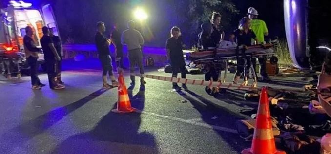 Неописуема трагедия: Камион блъсна автобус със сватбари, 6 загинали и 43 ранени СНИМКИ