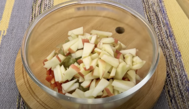 салата с ябълки