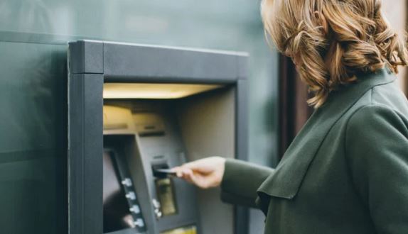 Лоша новина от банките за тегленето и внасянето на пари преди празниците