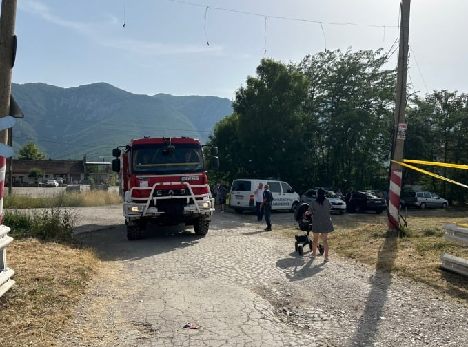 Извънредно: Влак помете колата на полицай край Враца