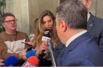 За БългарияИ ТОЗИ ПРЕВЪРТЯ! Кокорчо налетя на журналистка – пробва да й издърпа микрофона