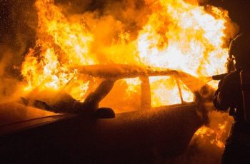 Извънредно! 74-годишен мъж подпали голяма автокъща заради